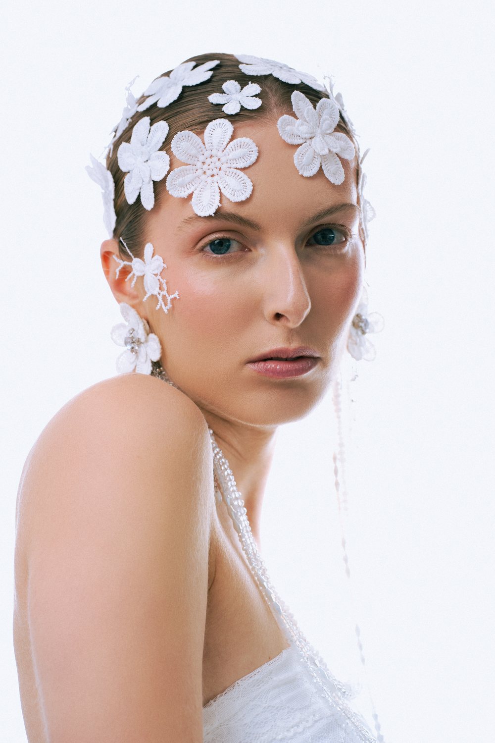 Maquillage beauté en studio, fleurs de dentelle et teint lumineux