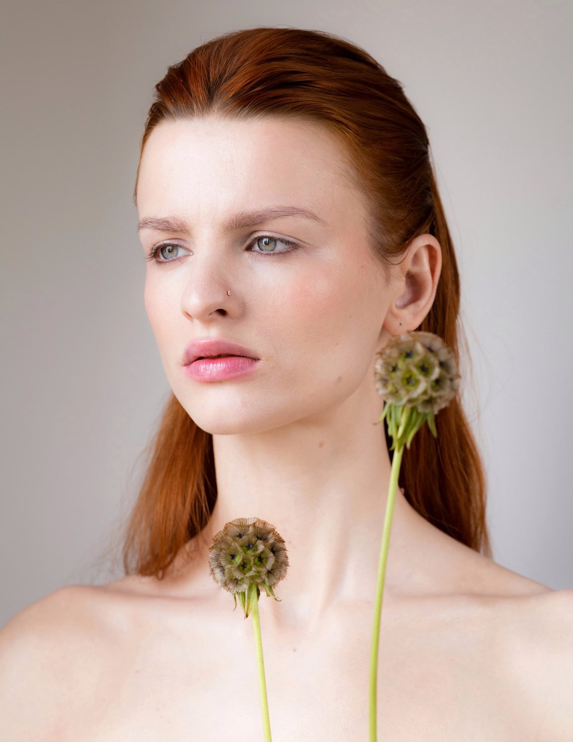 Maquillage beauté de profil, peau lumineuse et fleur de clématite