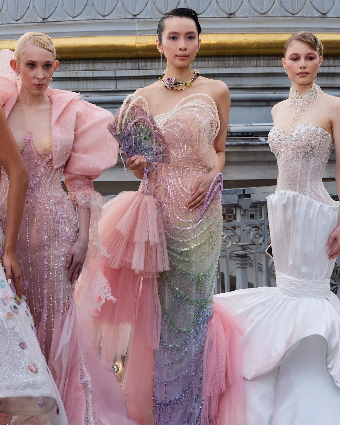 Mannequins en robes de couture rose pastel, maquillage rose lumineux