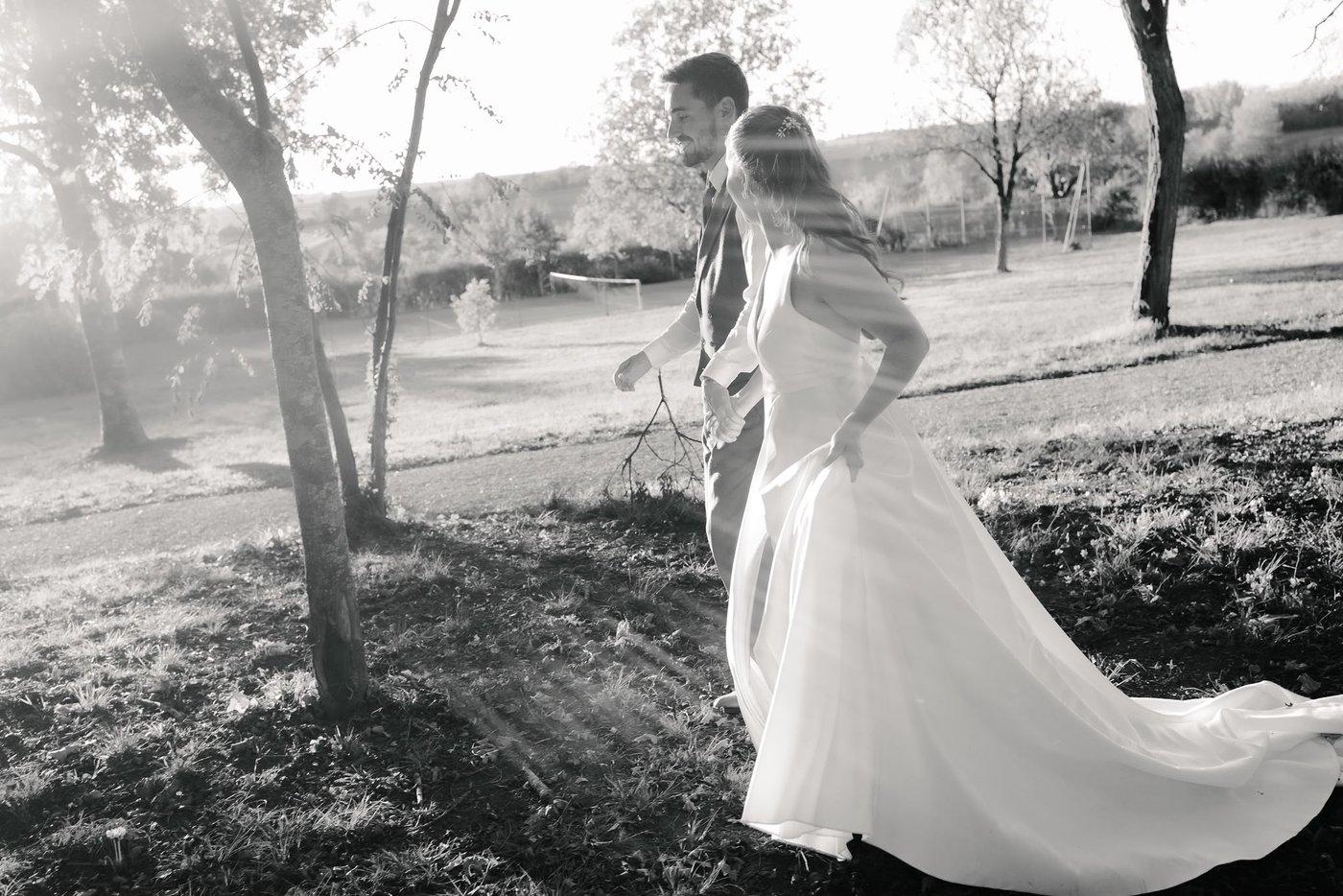 Mariés en promenade à contre-jour, noir et blanc