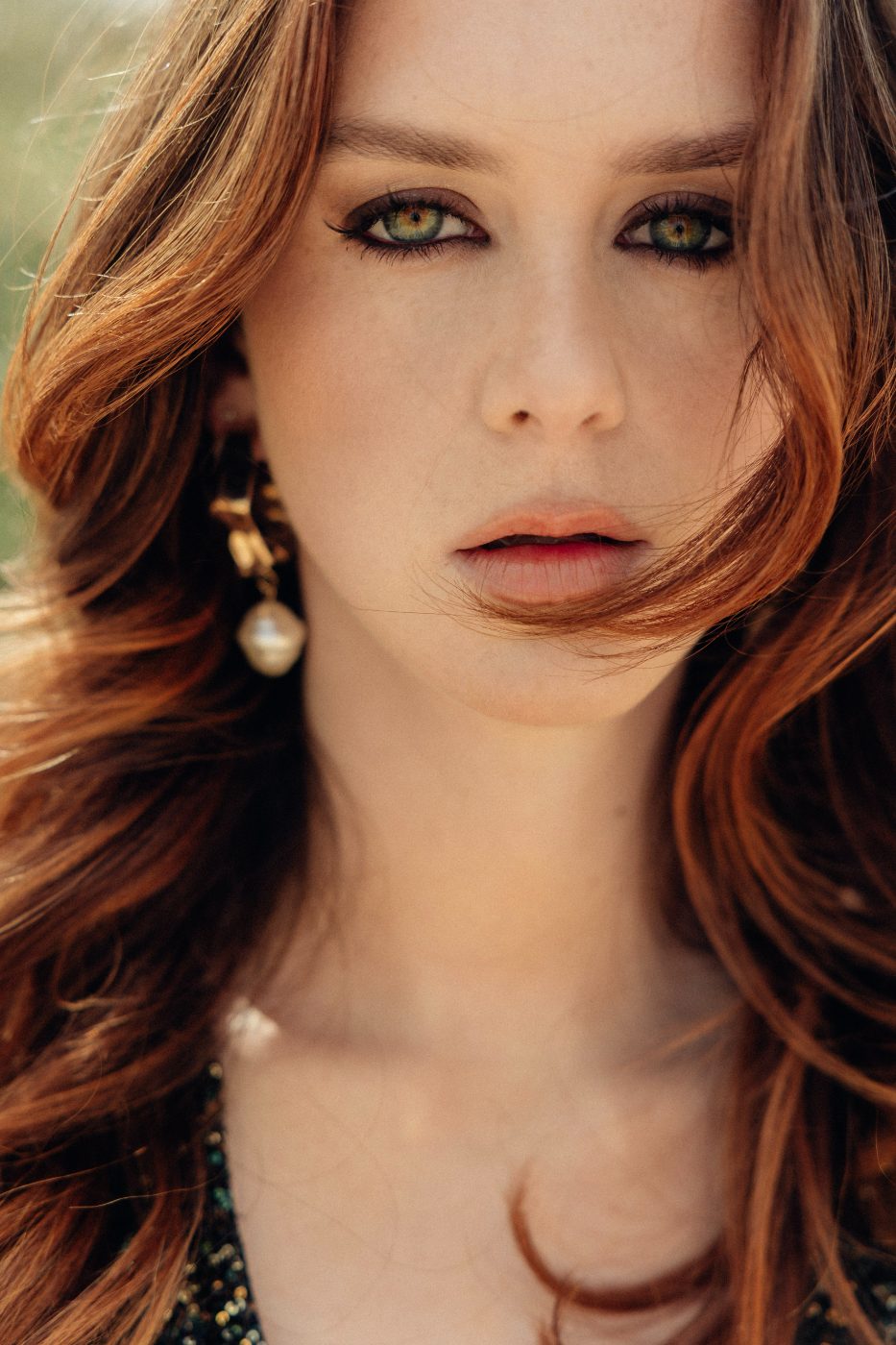 Gros plan maquillage beauté, teint lumineux et regard naturel
