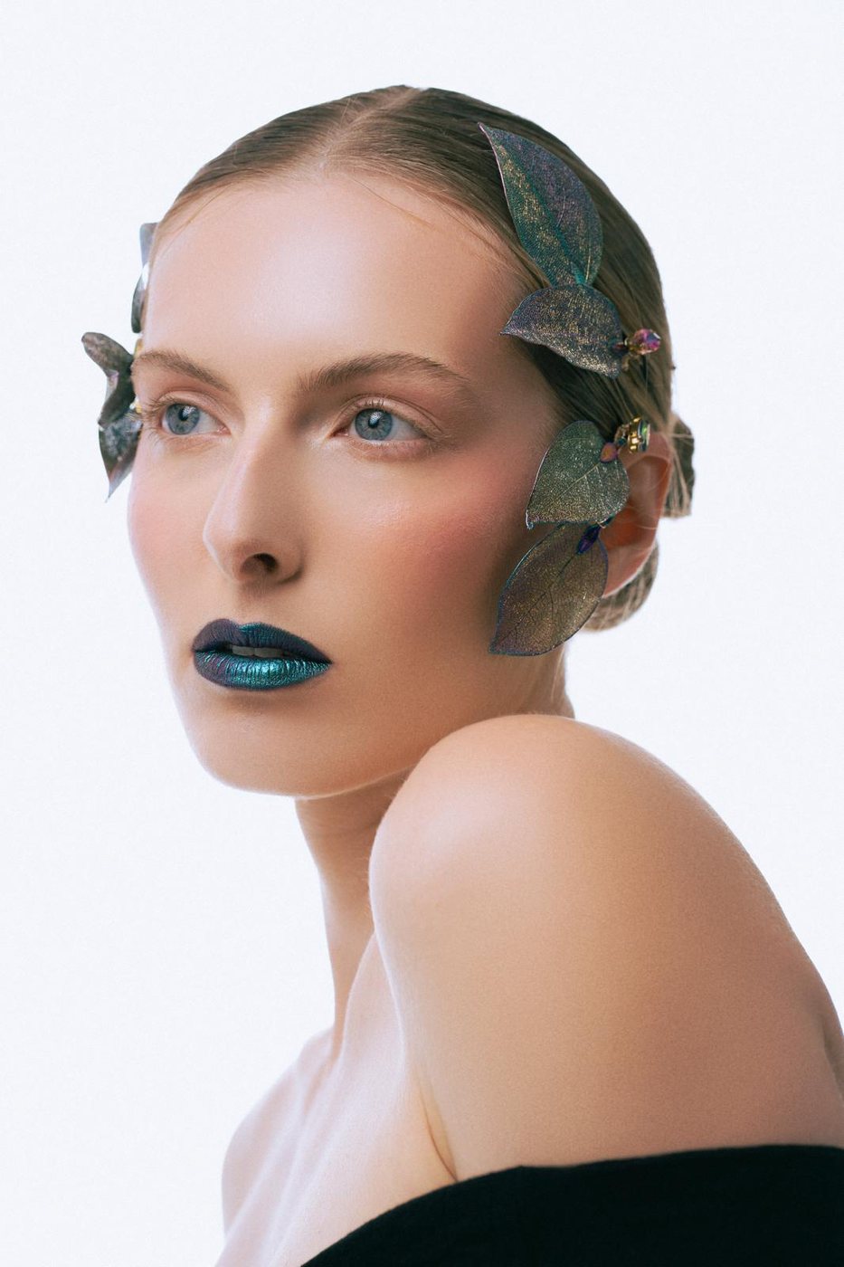 Maquillage éditorial artistique, lèvres métalliques et feuilles irisées