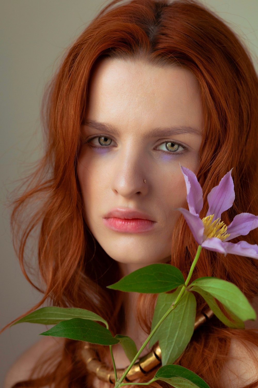 Maquillage beauté, regard mauve et fleur de clématite