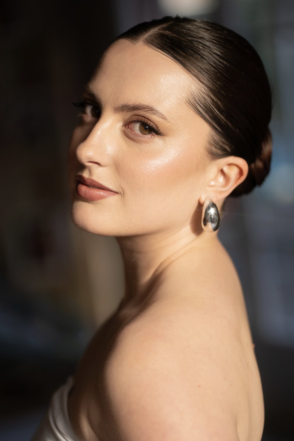 Maquillage nude et peau nacrée, portrait en lumière dorée
