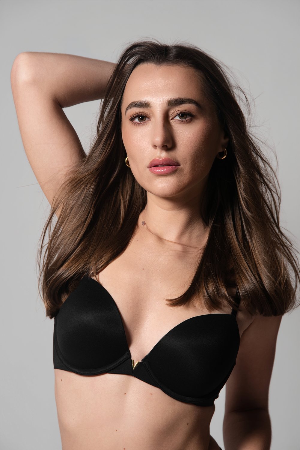 Maquillage naturel et cheveux souples, portrait en studio