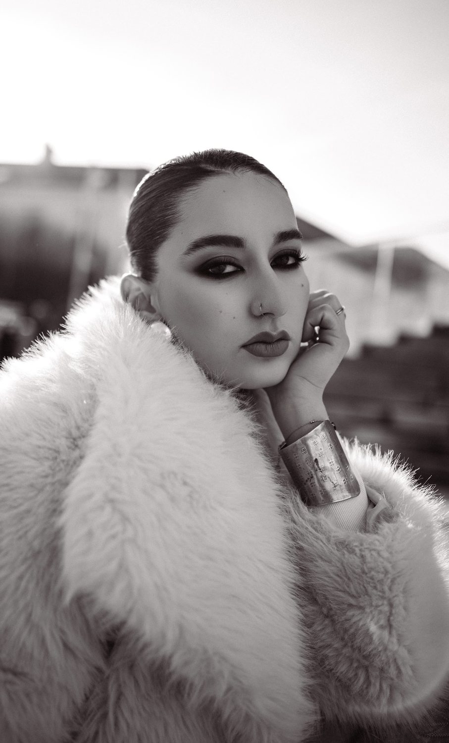Maquillage smoky en noir et blanc, portrait à la fourrure