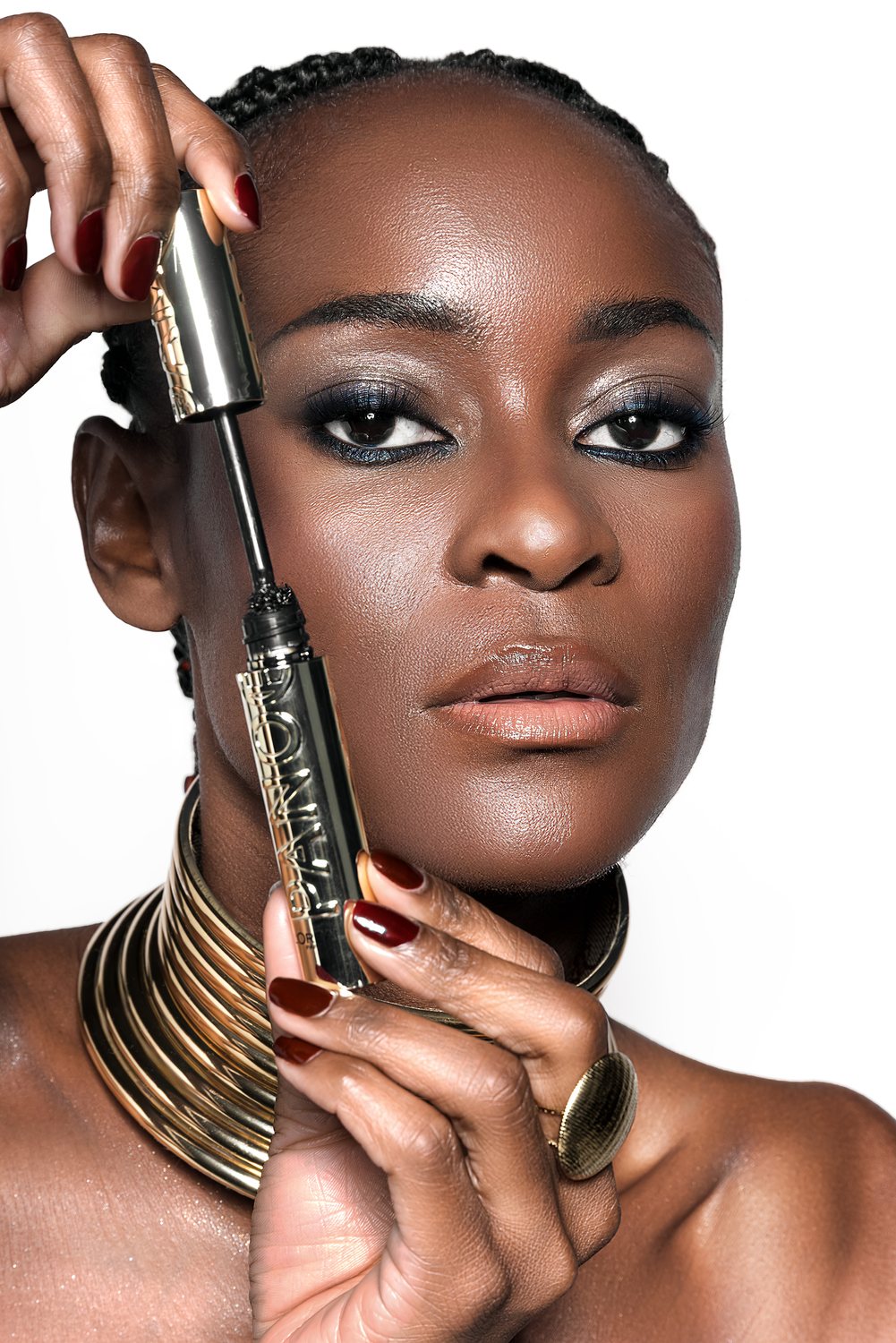 Maquillage beauté sur peau noire, regard smoky et éclat doré