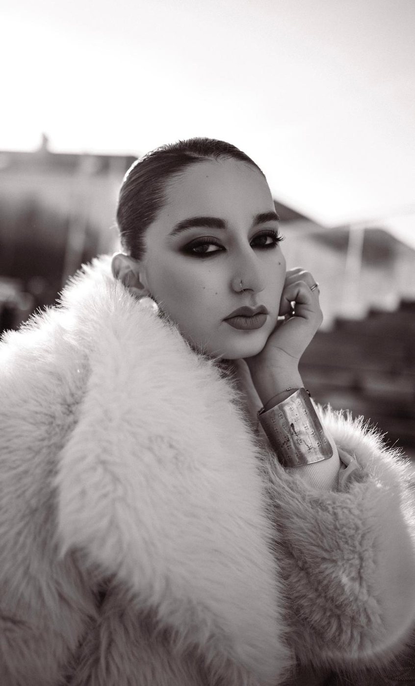 Maquillage smoky en noir et blanc, ambiance éditoriale de soirée