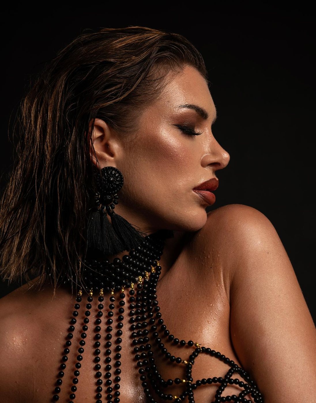 Maquillage de soirée éditorial, peau lumineuse et parure de perles noires
