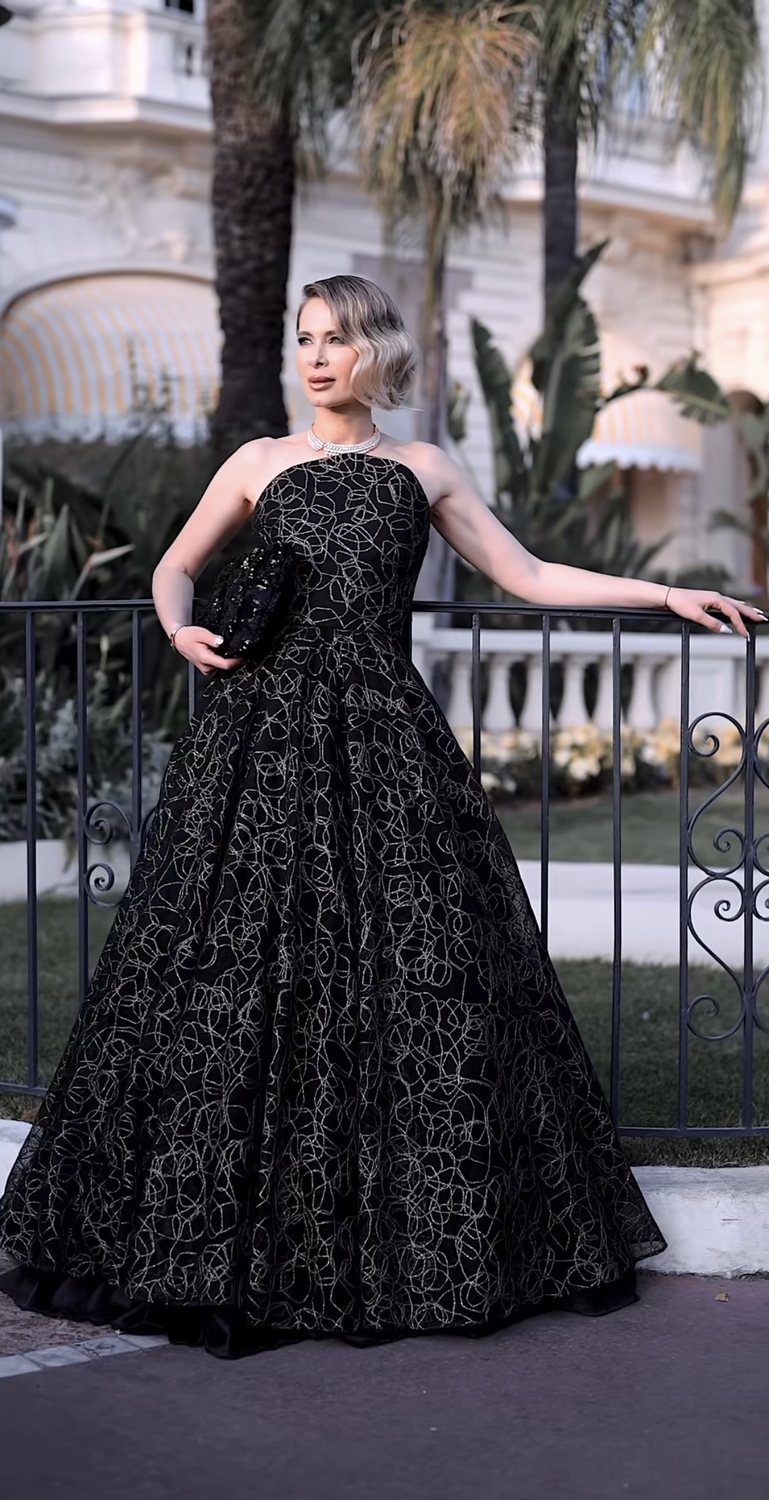 Maquillage de gala, robe longue noire et ondulations sculptées