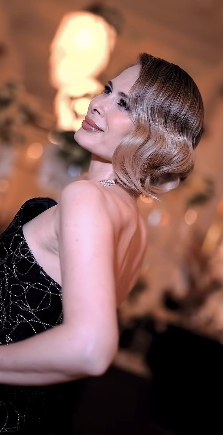 Maquillage de soirée et ondulations hollywoodiennes en lumière chaude
