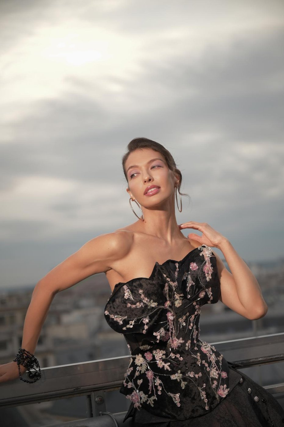 Maquillage de soirée regard lilas et lèvres gloss, robe bustier brodée de fleurs